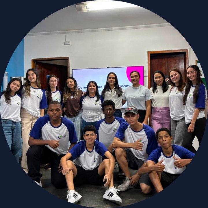 Turma de jovens do Instituto Empreendedor do Futuro reunida após a atividade